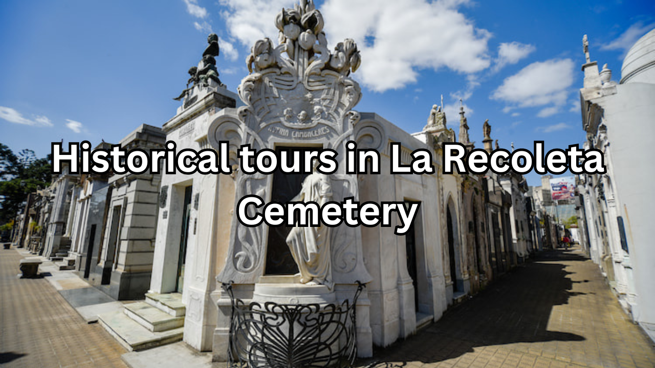 Historical tours in La Recoleta Cemetery